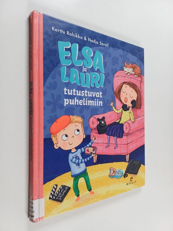Elsa ja Lauri tutustuvat puhelimiin