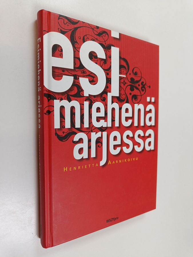 Henrietta Aarnikoivu : Esimiehenä arjessa