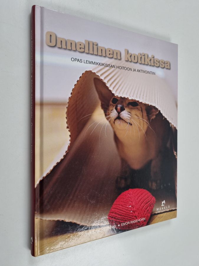 Ylva Stockelberg : Onnellinen kotikissa : opas lemmikkikissan hoitoon ja aktivointiin