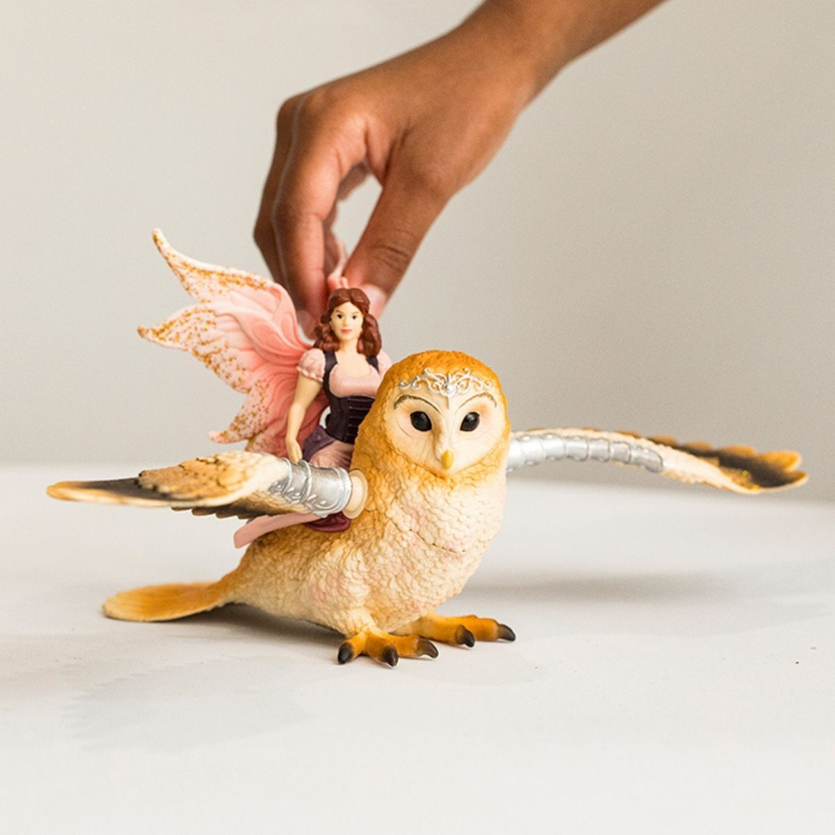 Schleich lentävä keiju Glam Owl V2:n selässä