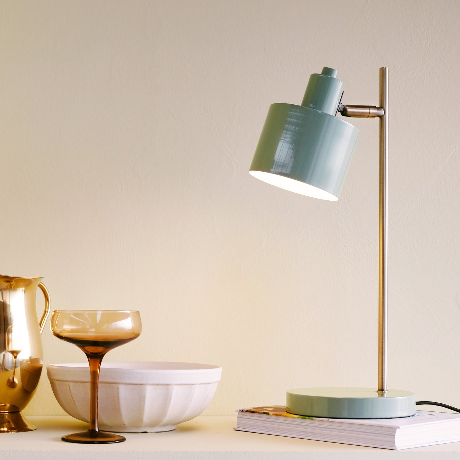 Ocean-pöytävalaisin, oliivi/messinki – Dyberg Larsen - Olohuone - Design - Metalli - Varjostimella