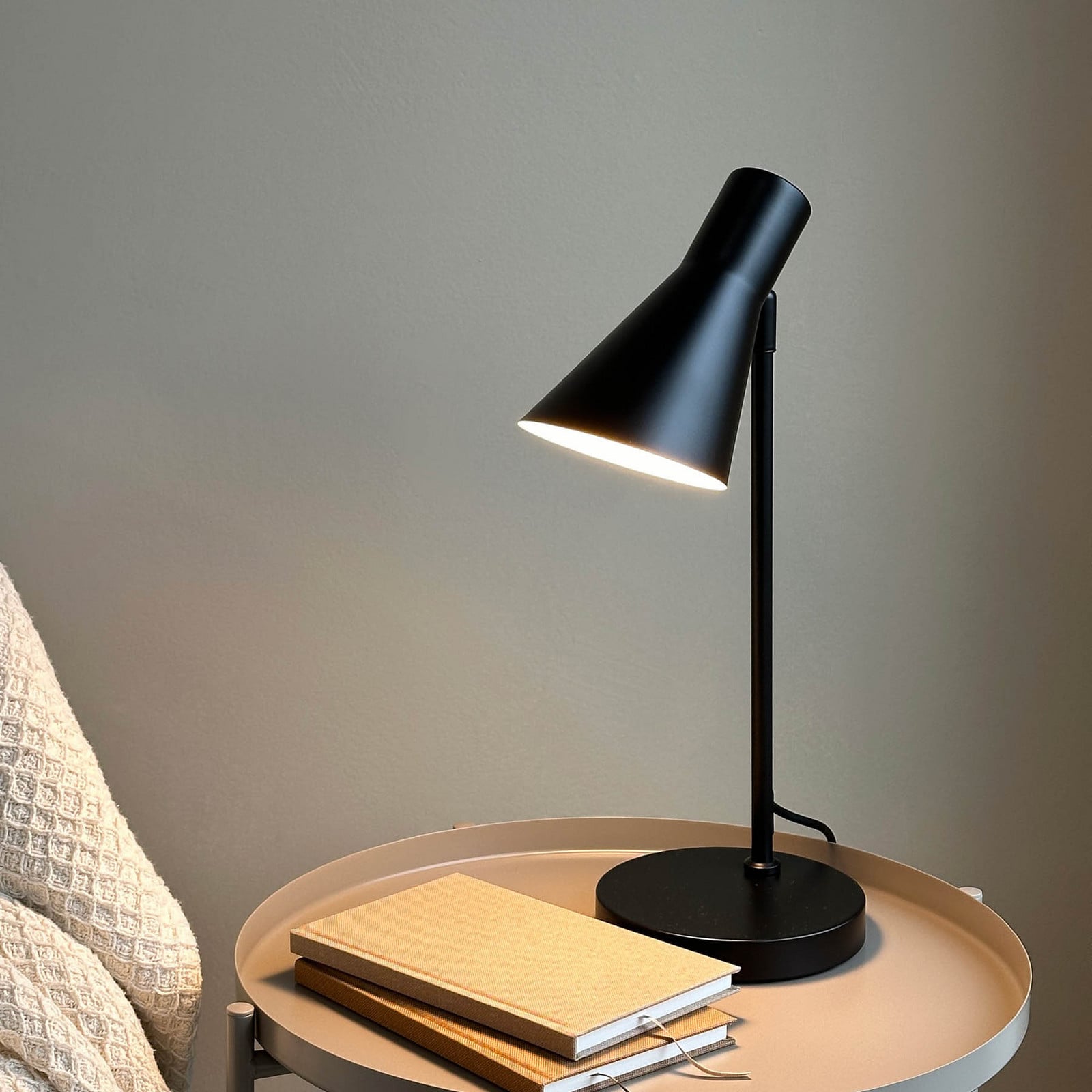 DL12 Pöytävalaisin Matt Black - Dyberg Larsen - Olohuone - Design - Metalli - Varjostimella