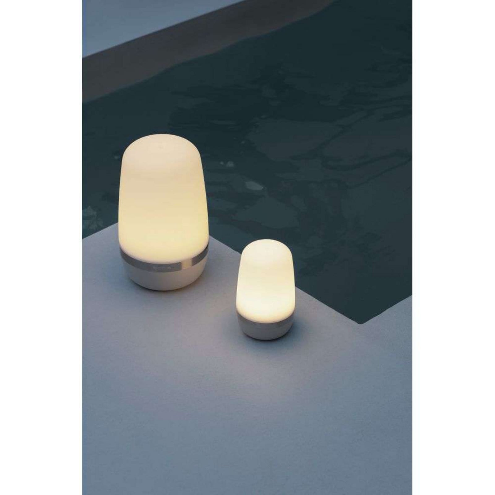 Spirit Portable LED-akkukäyttöinen valaisin M Moonbeam, valkoinen – Blomus - Terassi - Muovi