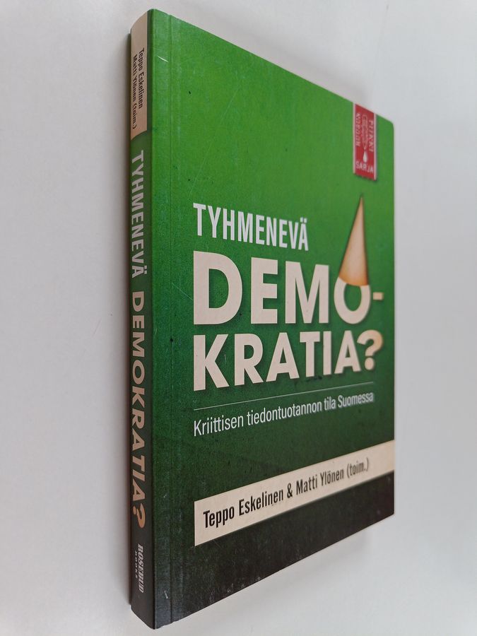 Tyhmenevä demokratia?