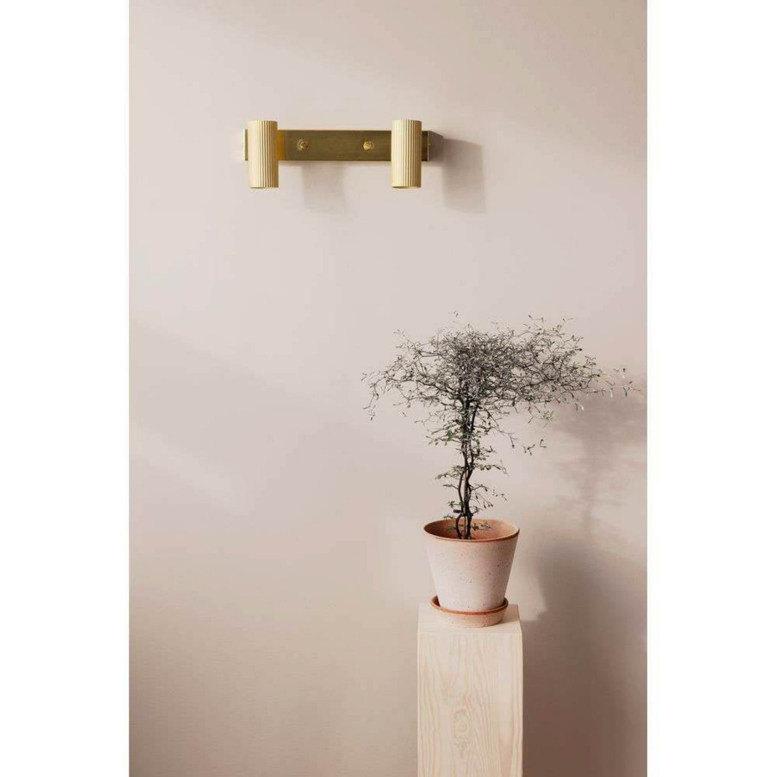 Hubble 2 Seinävalaisin Brushed Brass - Globen Lighting - Olohuone - Metalli
