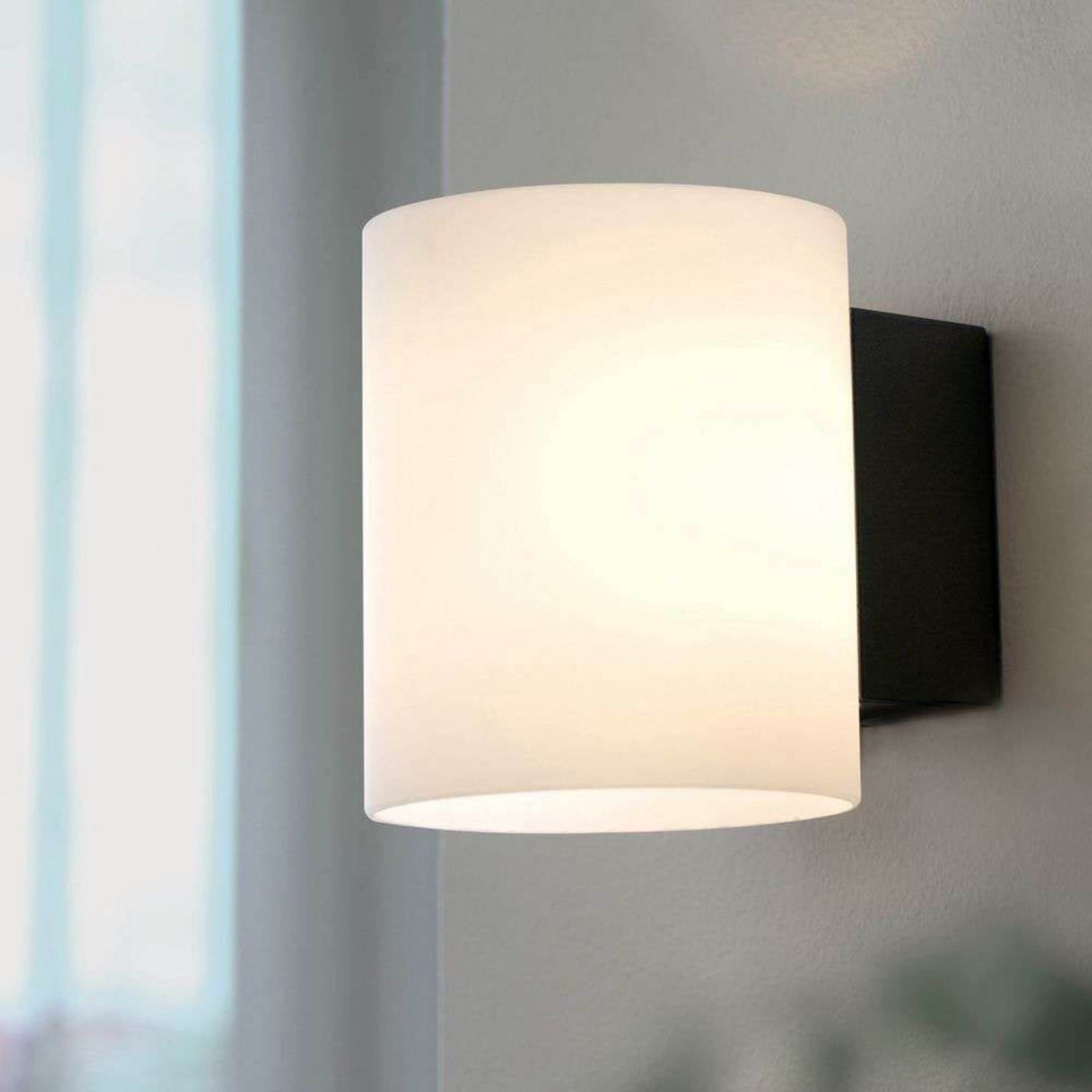 Evoke Seinävalaisin IP44 Small White/Opaali - Herstal - Olohuone - Metalli