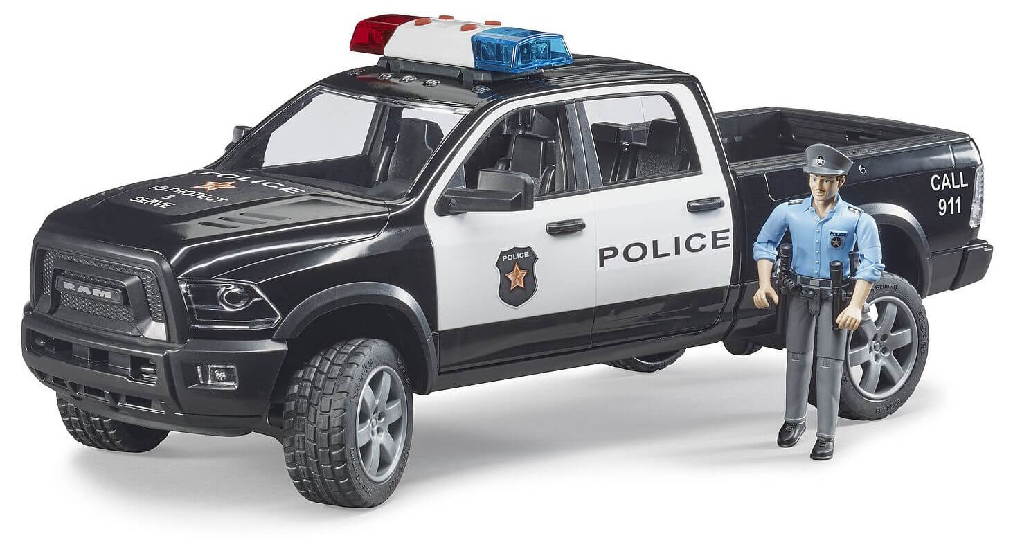 Bruder RAM 2500 poliisiauto poliisilla.