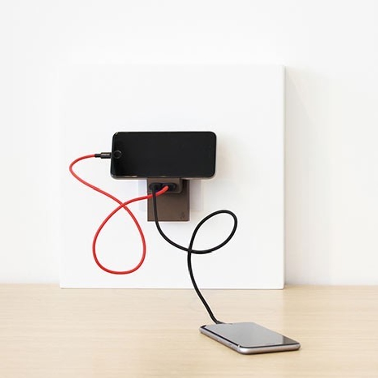 Seinäadapteri USB-A jalustalla, Musta