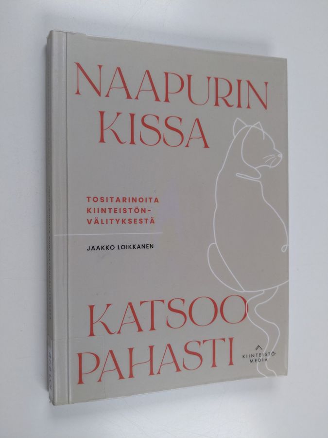 Naapurin kissa katsoo pahasti
