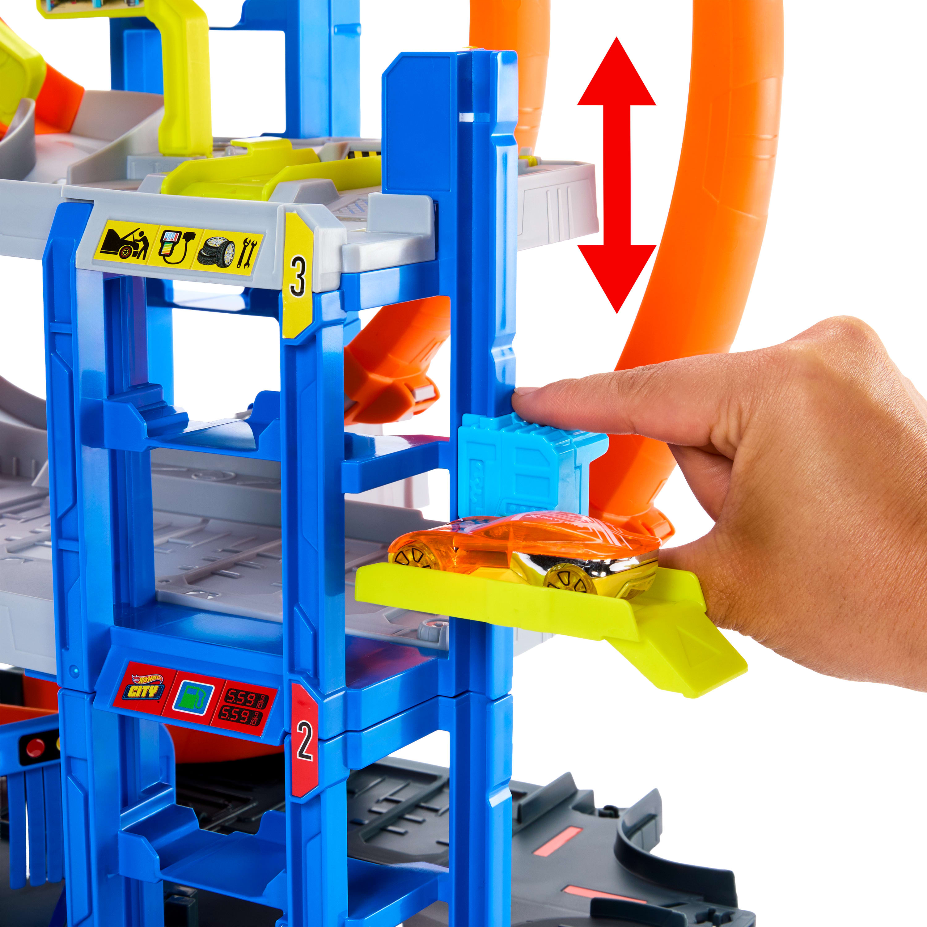 Hot Wheels City Mega Loop Garage -lelupakkaus, jossa 1 metalliauto ja 1 helikopteri 1:64-mittakaavassa, Ajoneuvo ja ratasetti, 4 vuosi/vuosia, Muovi, Monivärinen