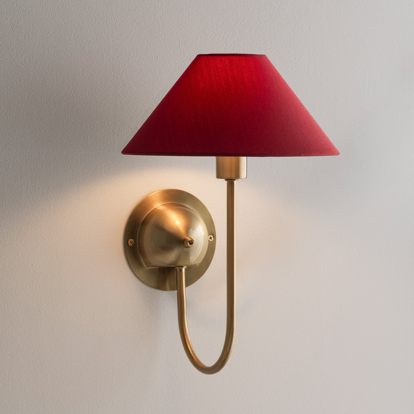 IRIS-seinälamppu, viininpunainen, korkeus 32 cm, metalli – Globen Lighting - Olohuone - Skandinaavinen - Kangas / tekstiili - Varjostimella