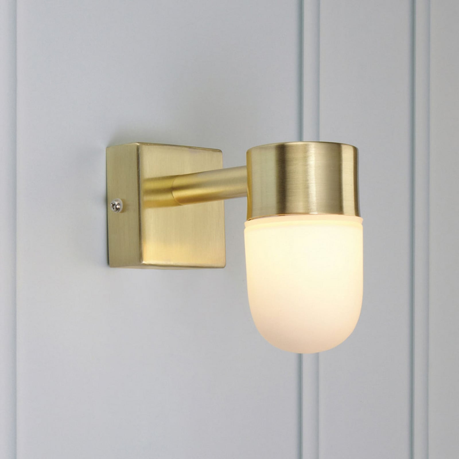 Menton Seinävalaisin IP44 Brass/Opaali - Markslöjd - Kylpyhuone - Moderni - Metalli - Yksilamppuinen