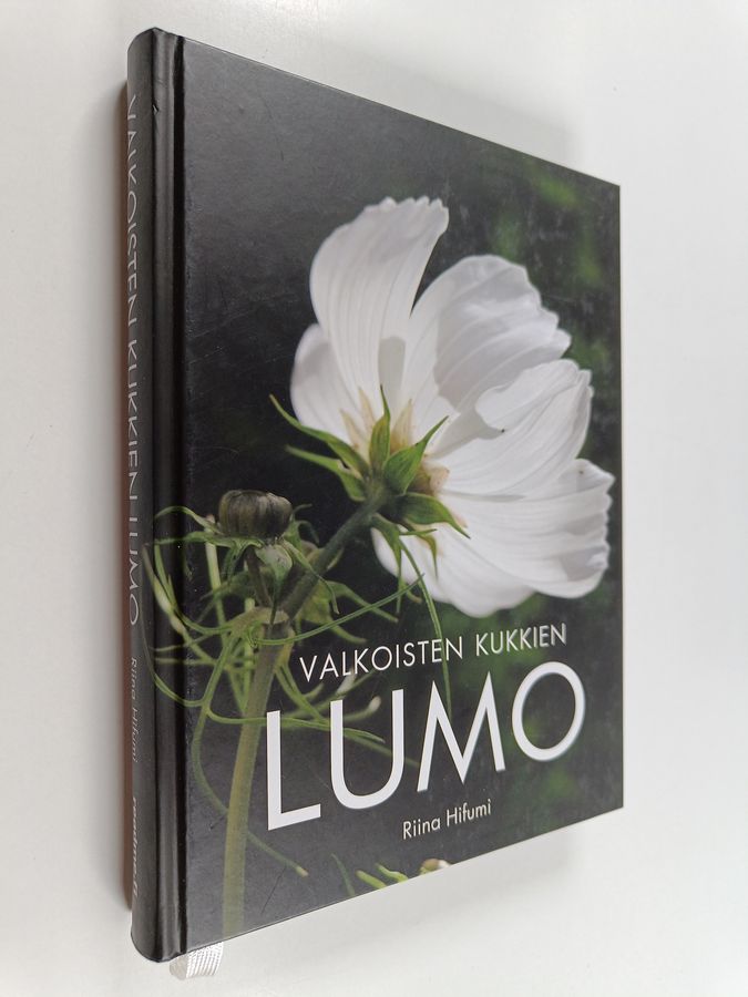 Valkoisten kukkien lumo