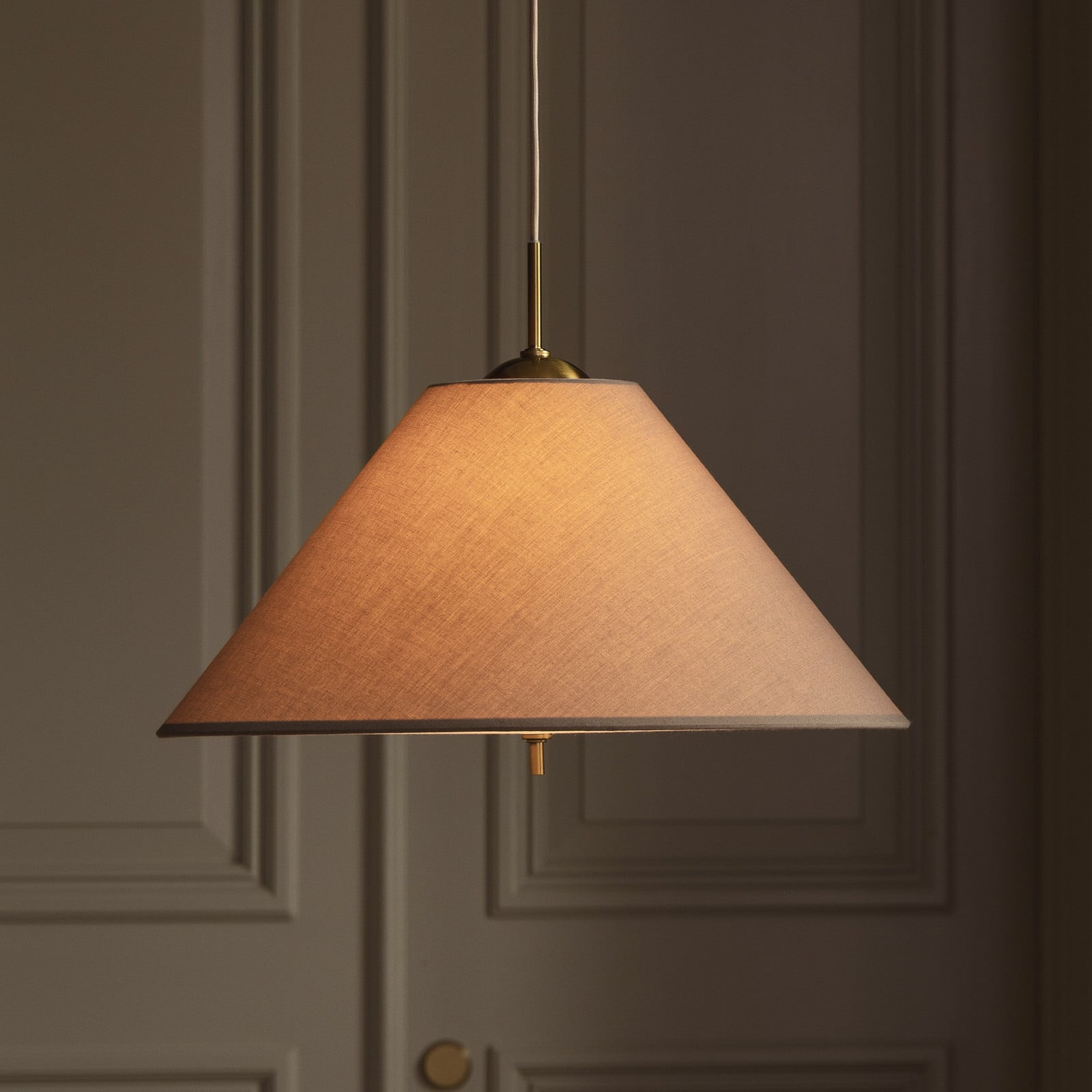 IRIS 50 -riippuvalo, mokkiruskea, Ø 50 cm – Globen Lighting - Olohuone - Skandinaavinen - Kangas / tekstiili - Varjostimella