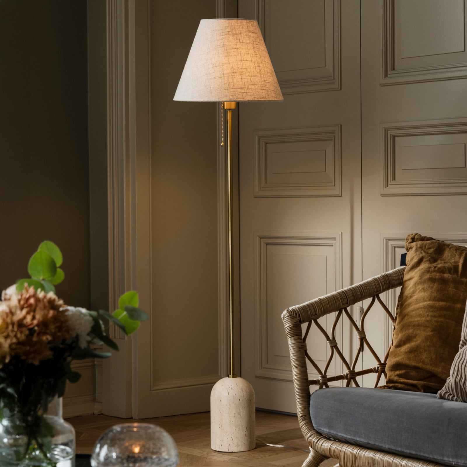 Gino-maavalaisin, jalka travertiini beige 145 cm - Globen Lighting - Olohuone - Design - Kangas / tekstiili - Yksilamppuinen