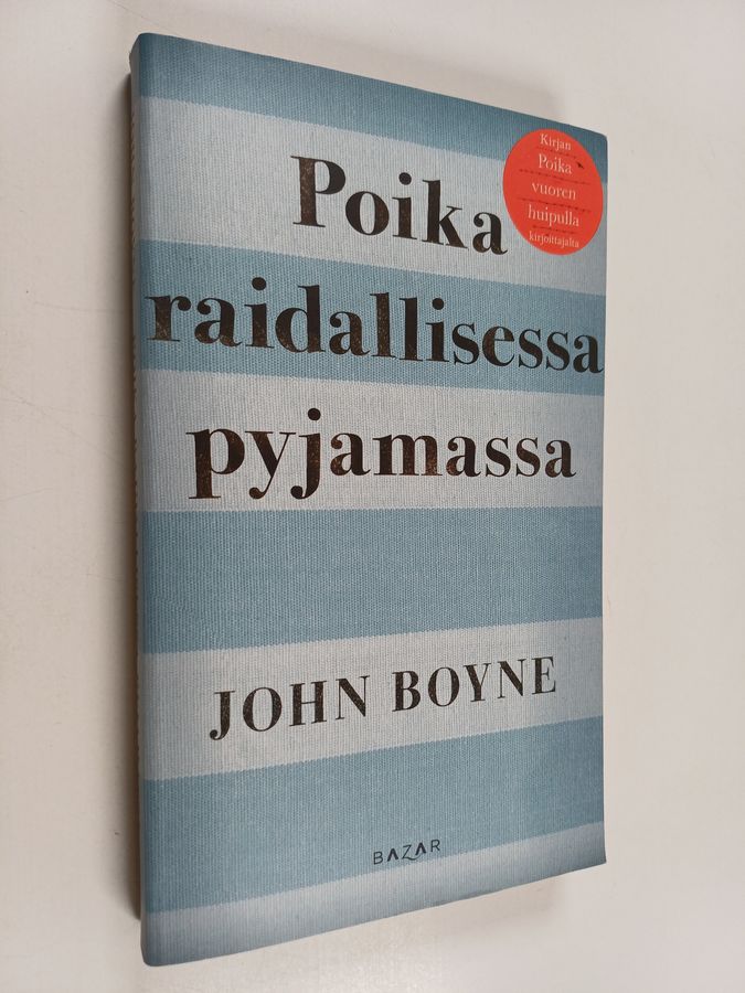 Poika raidallisessa pyjamassa