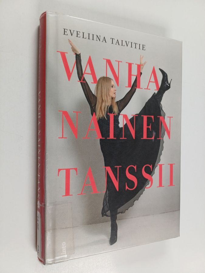 Vanha nainen tanssii