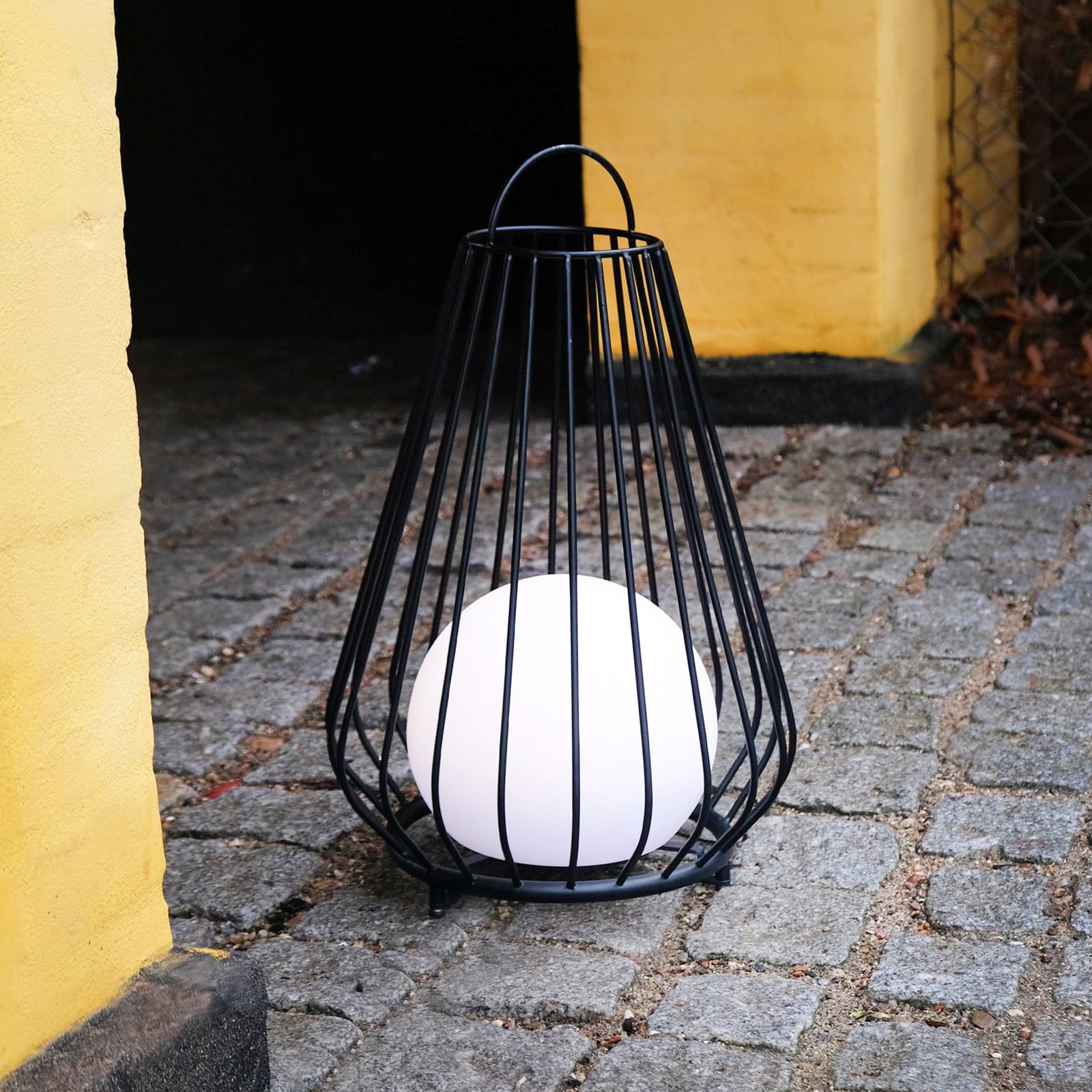 Evesham ulkolamppu, suuri, musta - Dyberg Larsen - Terassi - Design - Metalli - Varjostimella