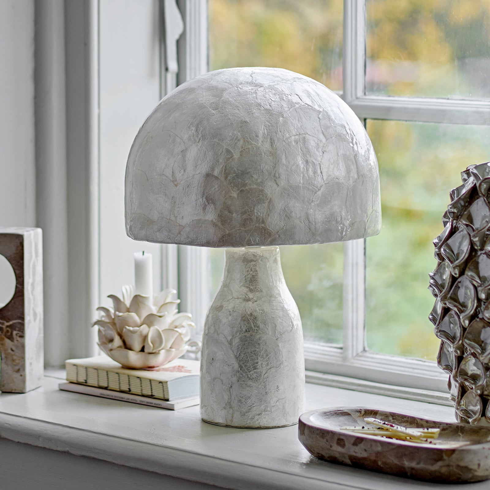 Adria-pöytälamppu, helmiäisväri, korkeus 43 cm, E27 - Bloomingville - Olohuone - Yksilamppuinen