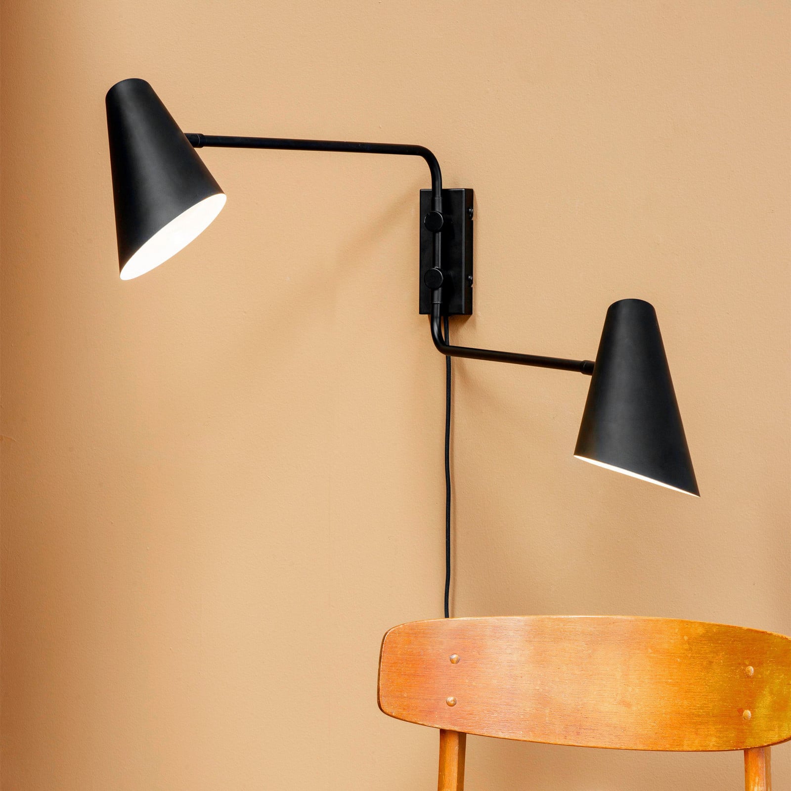 Cale 2 Seinävalaisin Black - Dyberg Larsen - Olohuone - Design - Metalli - Monilamppuinen