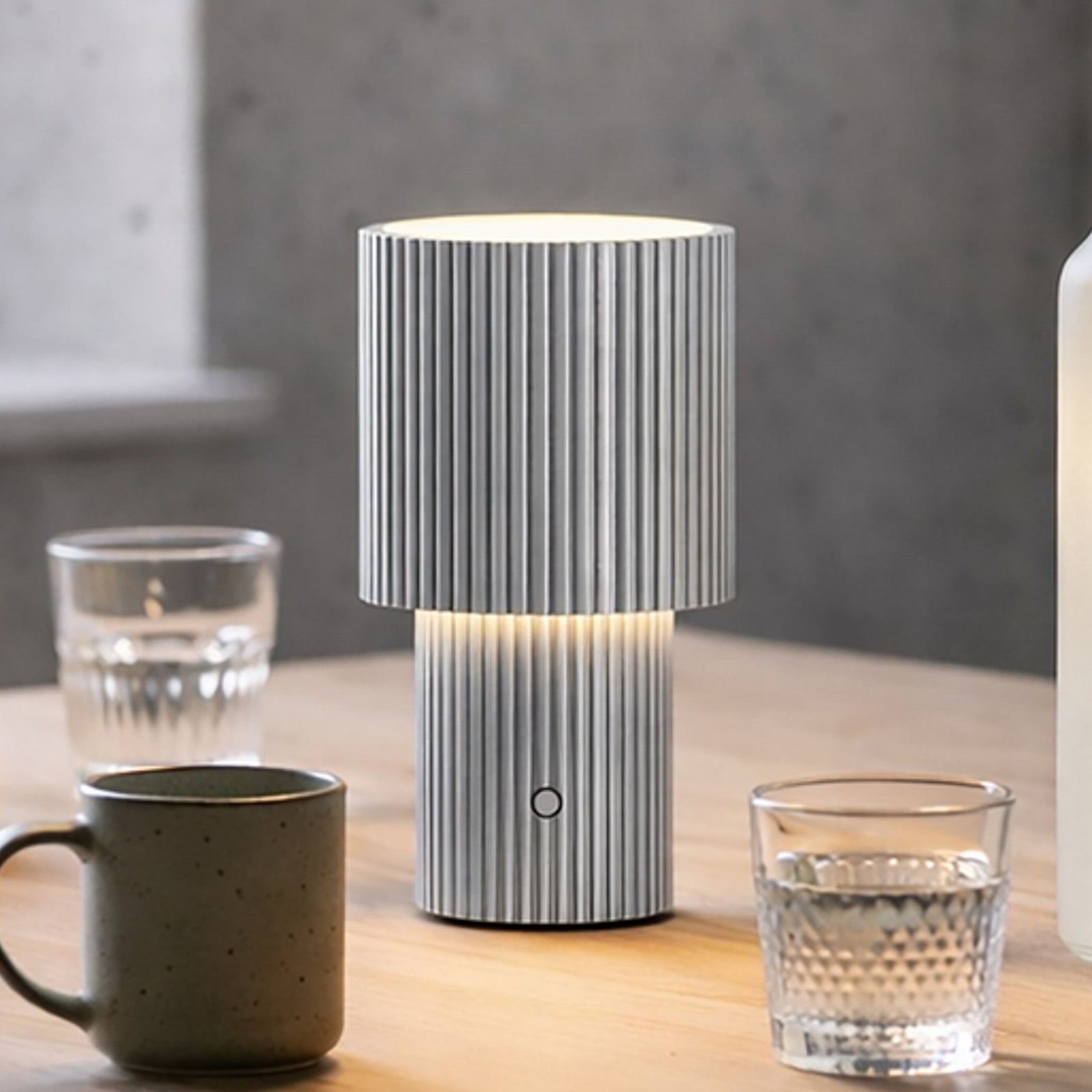 Iluma LED-akkukäyttöinen pöytävalaisin, hopeanvärinen, korkeus 22,1 cm – Herstal - Olohuone - Moderni - Alumiini - Yksilamppuinen
