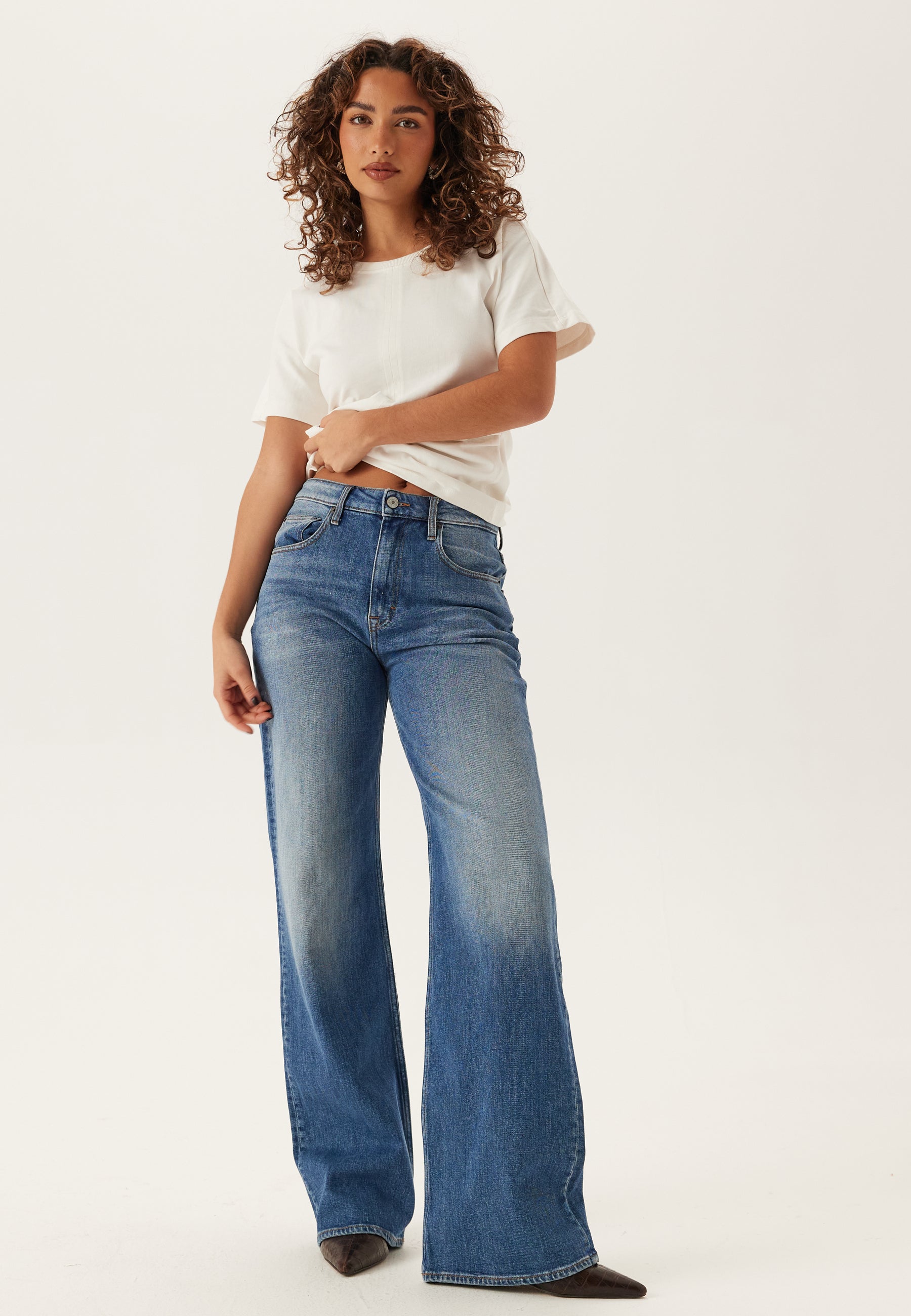Tommy Jeans Farkut 'Mia Mid Rise Relaxed Straight' sininen denim
