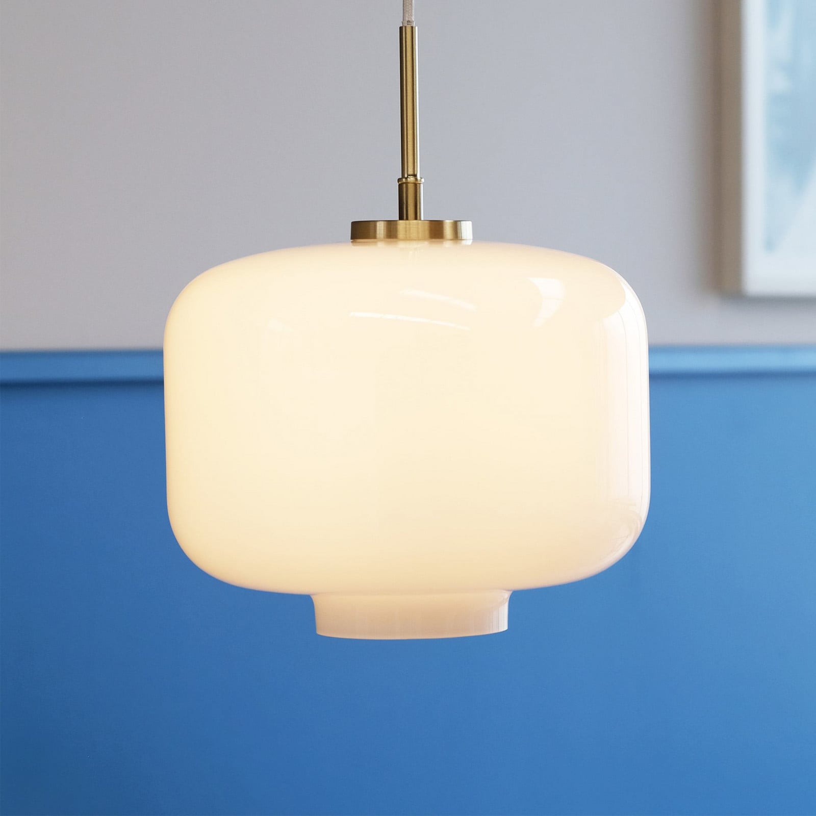 Arp-riippuvalaisin Ø30 Opal/Brass - Dyberg Larsen - Olohuone - Design - Lasi - Varjostimella