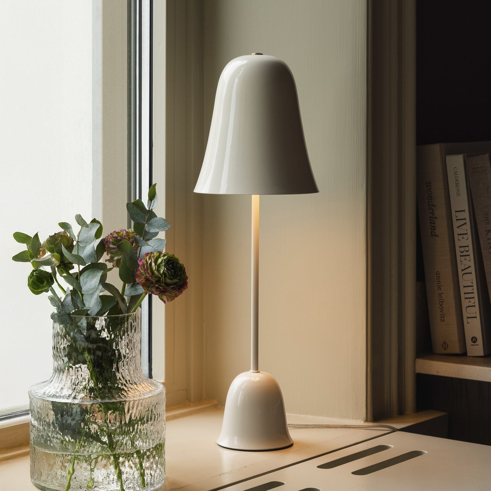 Blåklockan-pöytälamppu, norsunluunvärinen, korkeus 56 cm – Globen Lighting - Olohuone - Skandinaavinen - Metalli - Varjostimella