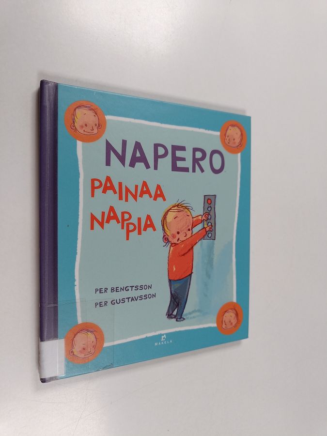 Napero painaa nappia