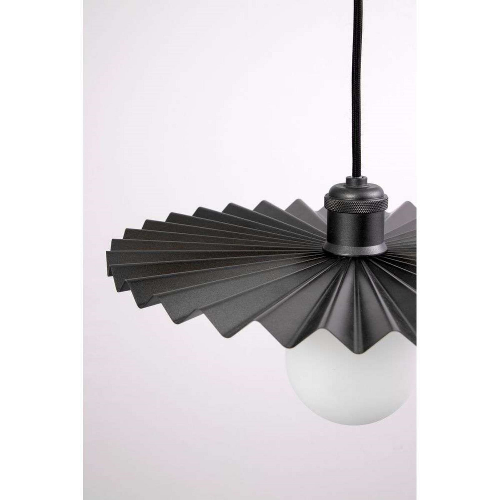 Omega 35 Riippuvalaisin Musta - Globen Lighting - Ruokailutila - Metalli