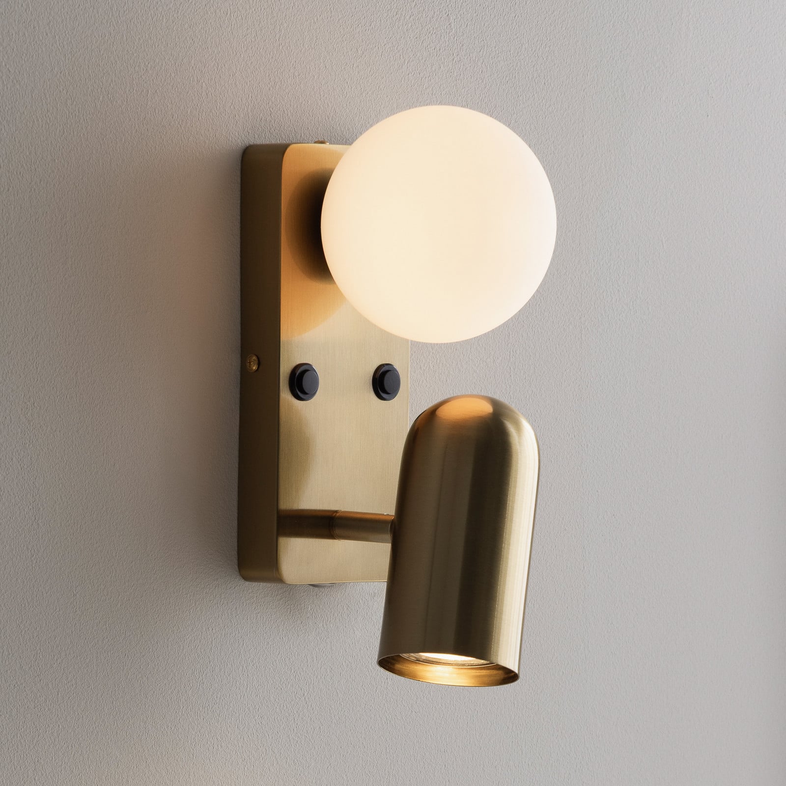 Doppio-seinävalaisin, messinki, korkeus 24 cm, 2-lamppuinen – Globen Lighting - Olohuone - Skandinaavinen - Metalli - Monilamppuinen