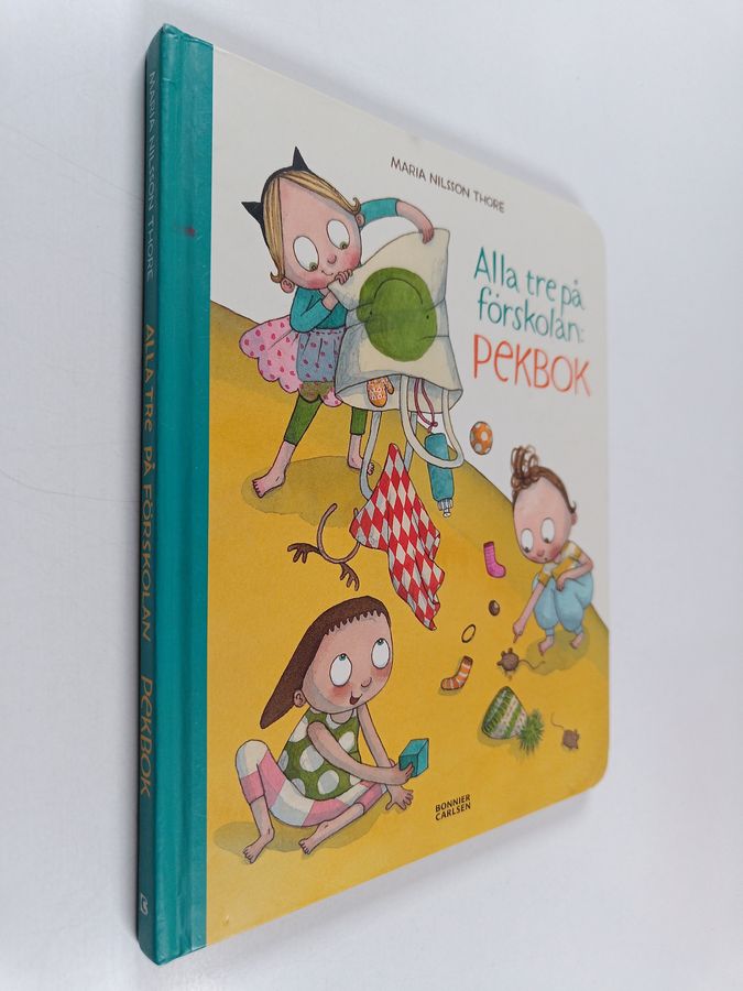 Alla tre på förskolan. Pekbok