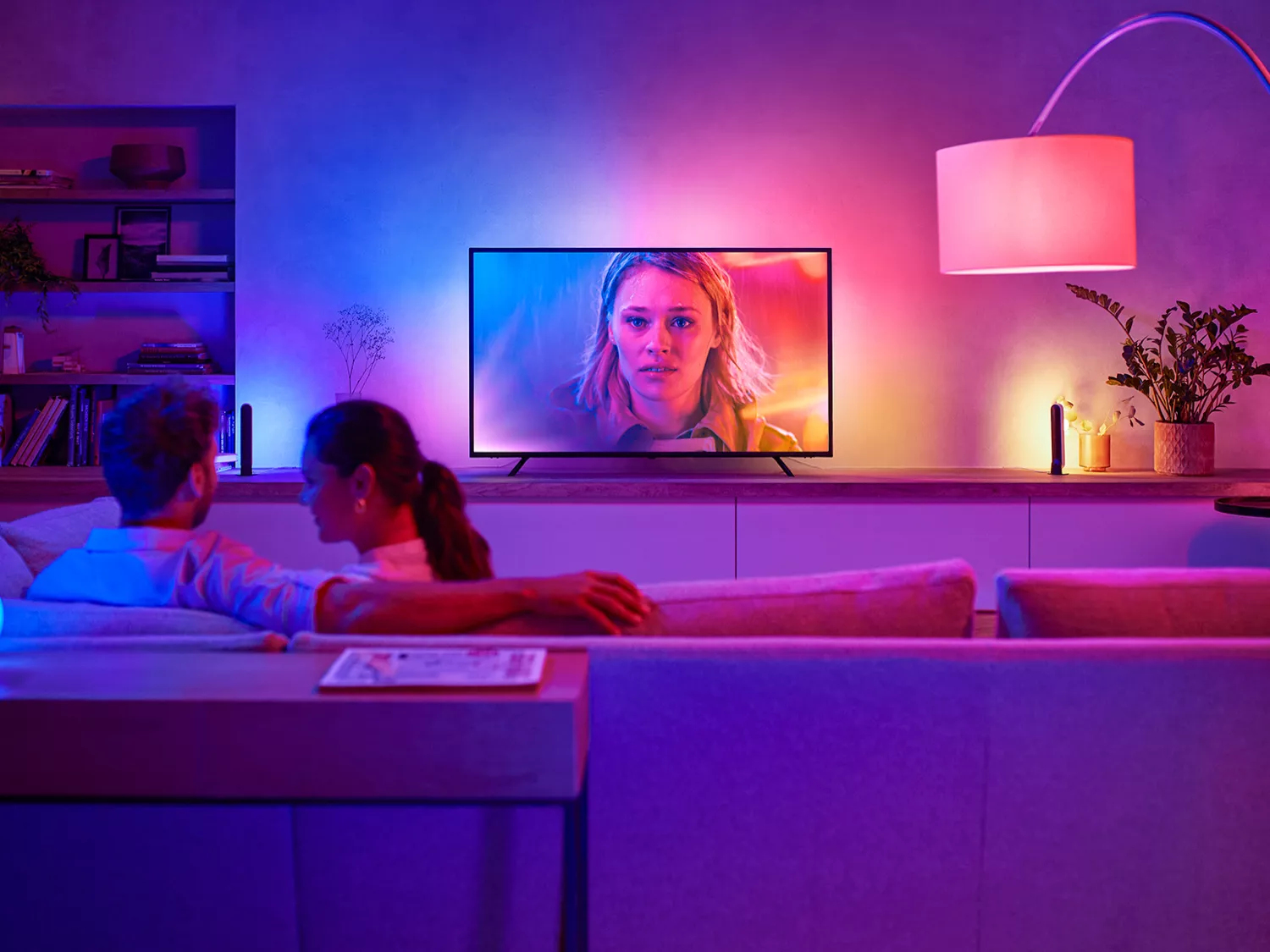 Philips Hue Play Gradient TV-valonauha 75-85" - White & Color Ambiance, Hue Entertainment, Hue Sync, 2 200-6 500 K + 16 miljoona väriä, 1 650 lm, Zigbee, ohjaus sovelluksessa & puhekomennoilla