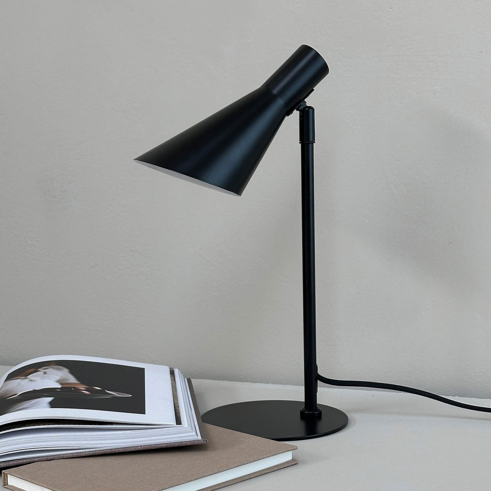 DL12 pöytävalaisin Mini musta - Dyberg Larsen - Olohuone - Design - Metalli - Varjostimella