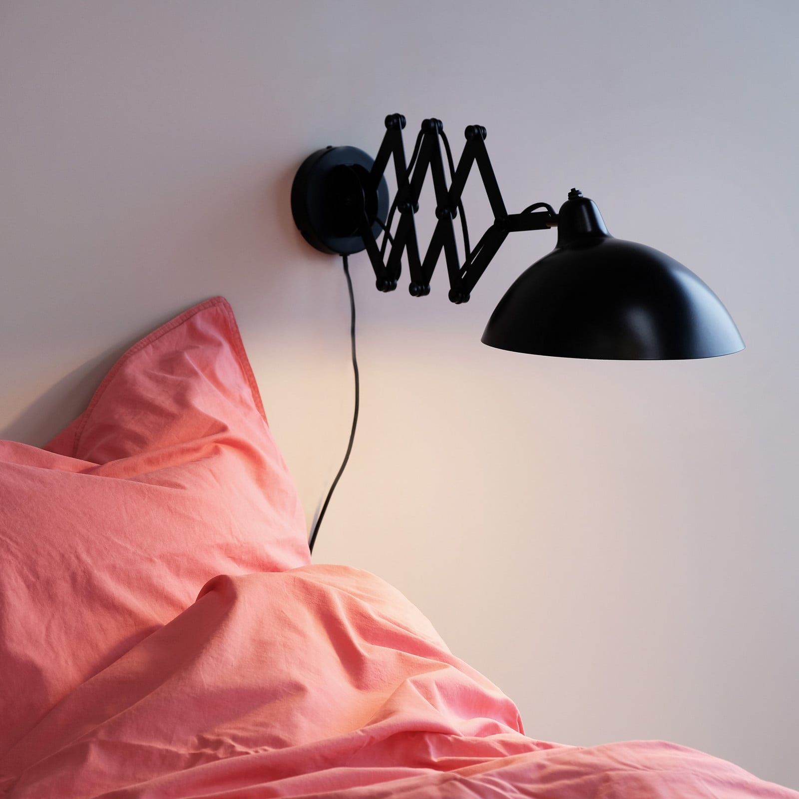 Futura Swing -seinävalaisin, kääntyvä varsi, musta – Dyberg Larsen - Olohuone - Design - Metalli - Varjostimella