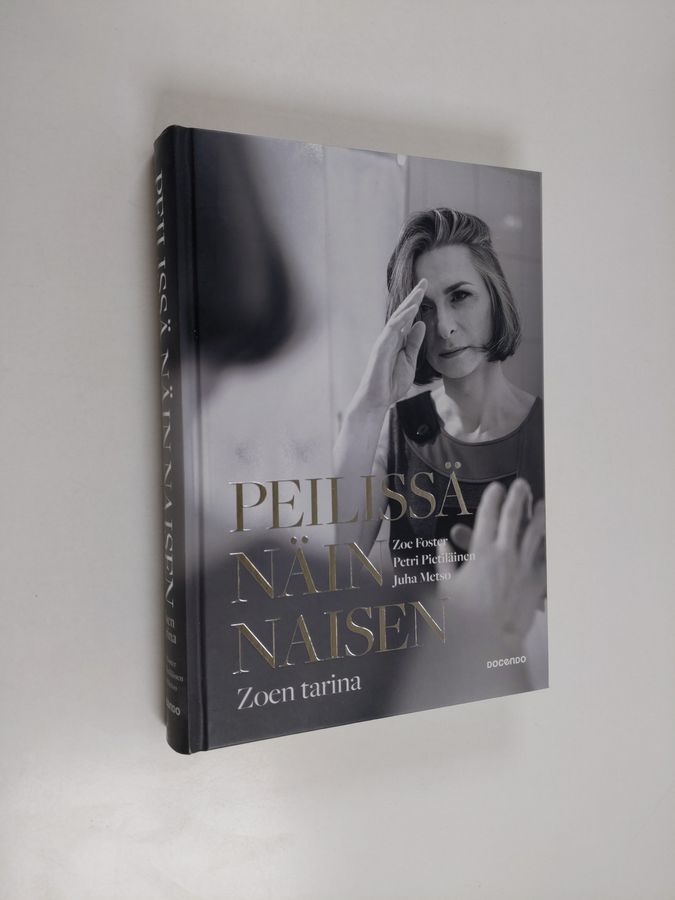 Peilissä näin naisen
