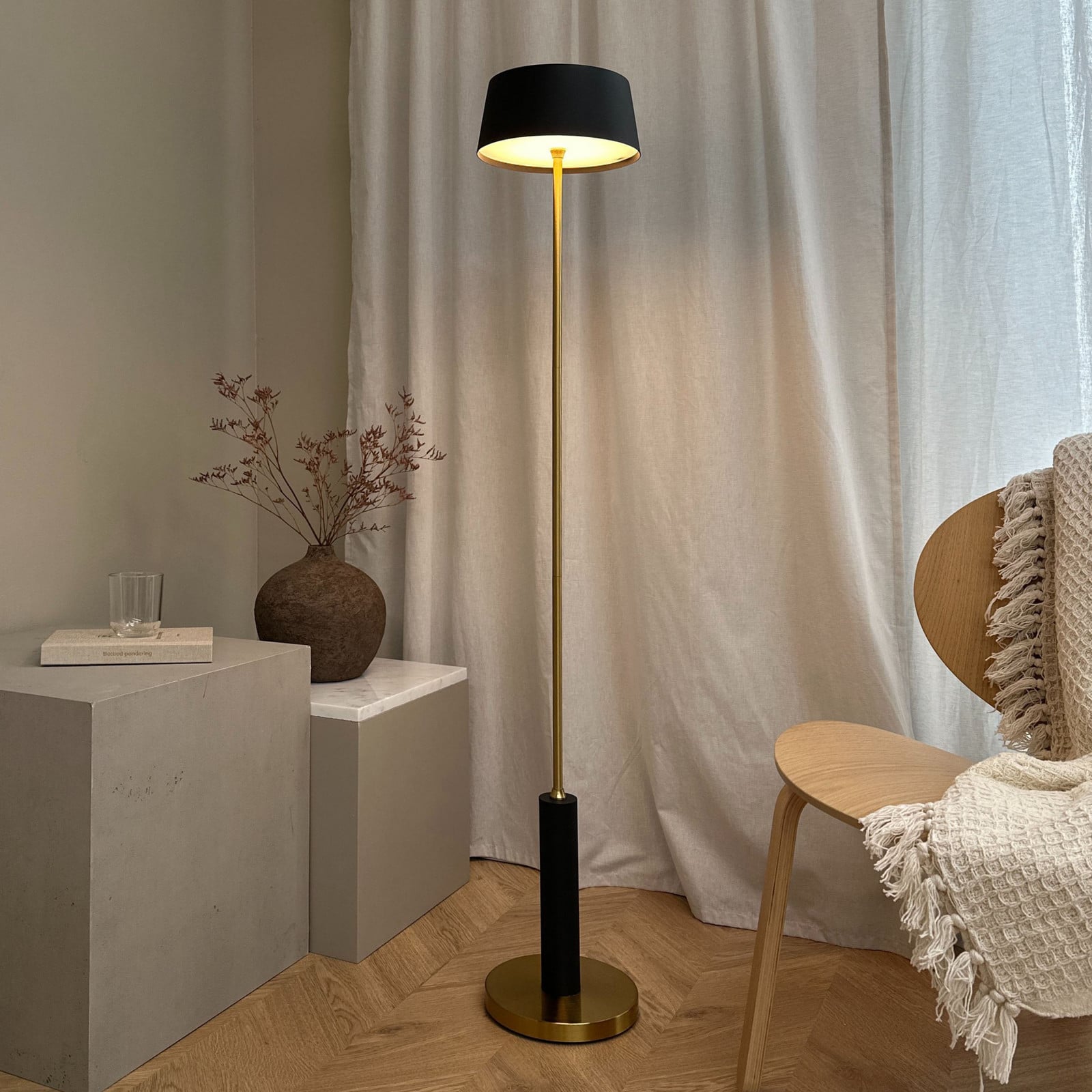 Yoyo Rechargeable LED Lattiavalaisin Black - Dyberg Larsen - Olohuone - Design - Metalli - Varjostimella