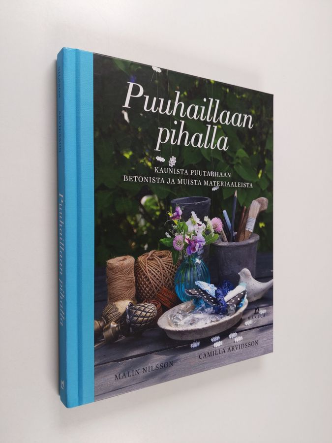 Puuhaillaan pihalla