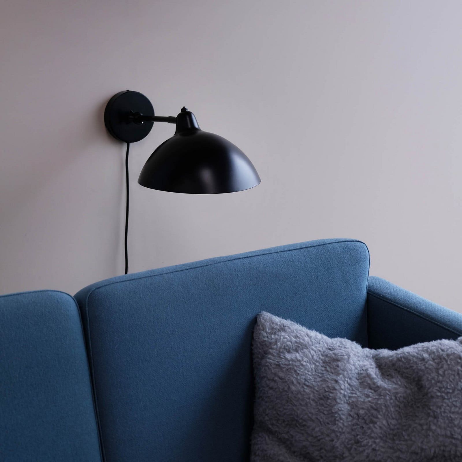 Futura-seinälamppu, musta, 40 W, kaapeli, metalli – Dyberg Larsen - Olohuone - Design - Varjostimella