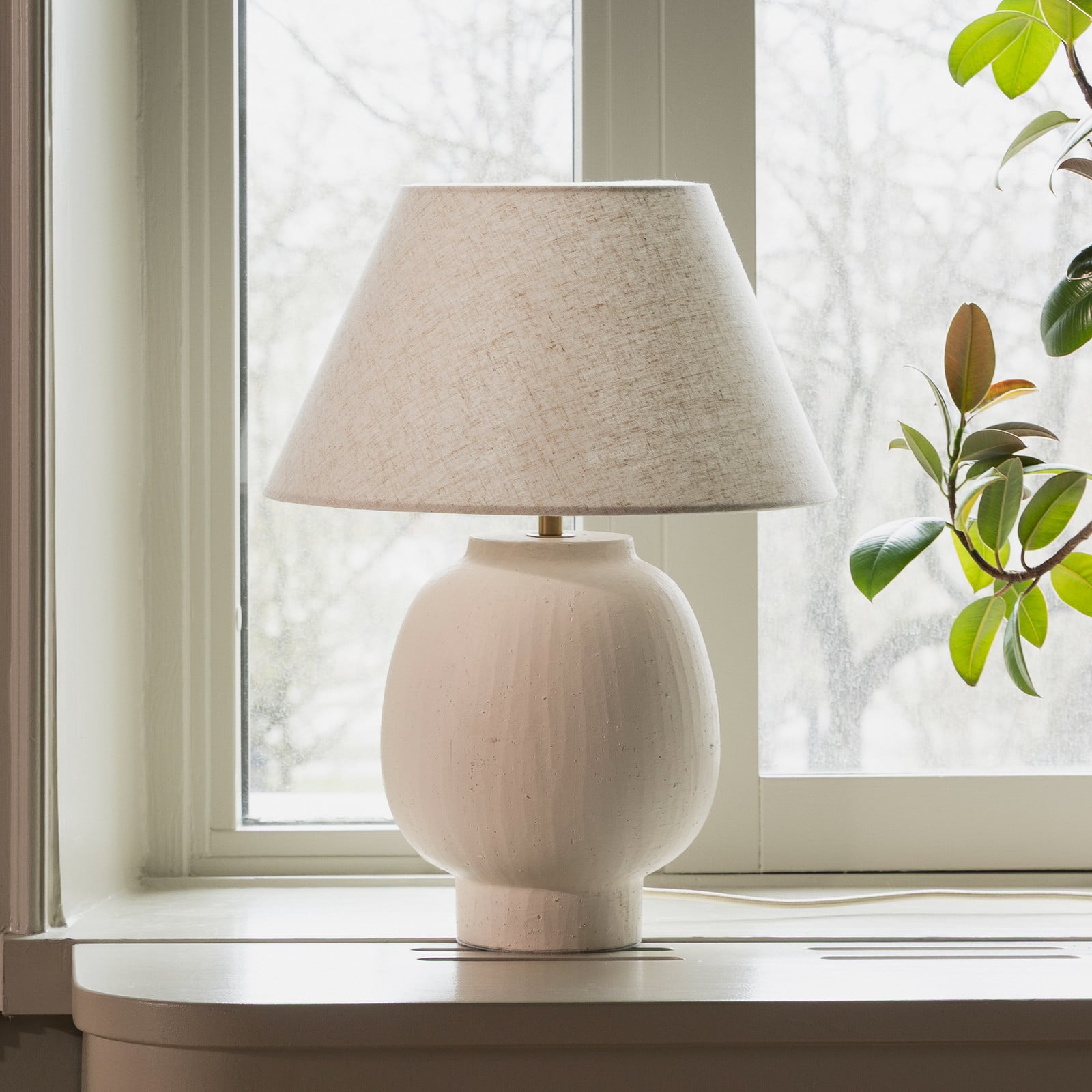 Lorenzo-pöytälamppu, beige, korkeus 46 cm – Globen Lighting - Olohuone - Skandinaavinen - Keramiikka - Varjostimella