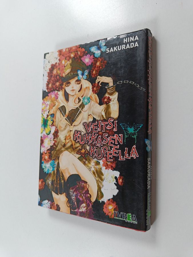 Veitsi kukkasen kupeella