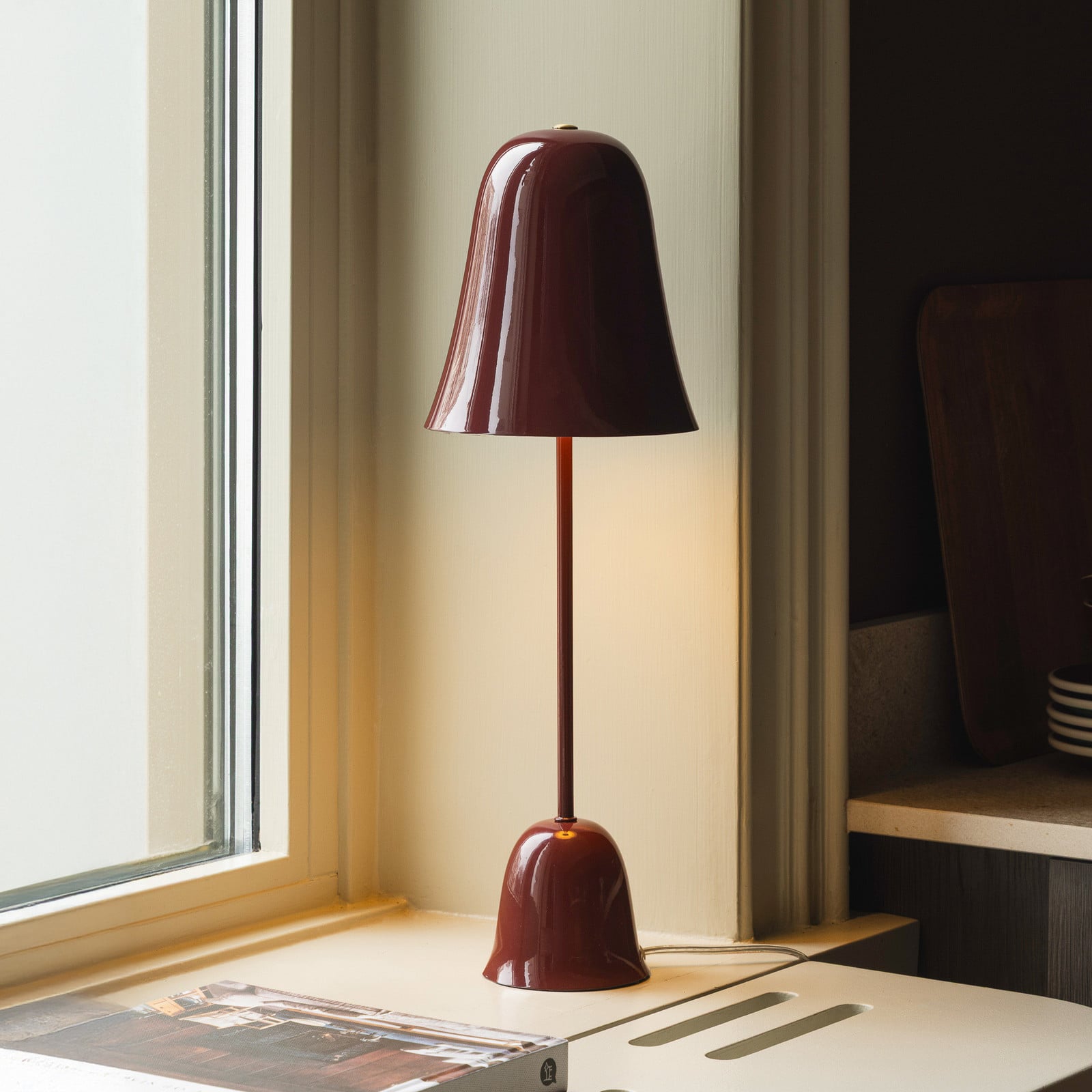 Blåklockan-pöytälamppu, viininpunainen, korkeus 56 cm – Globen Lighting - Olohuone - Skandinaavinen - Metalli - Varjostimella