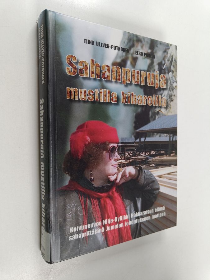 Sahanpuruja mustilla kiharoilla