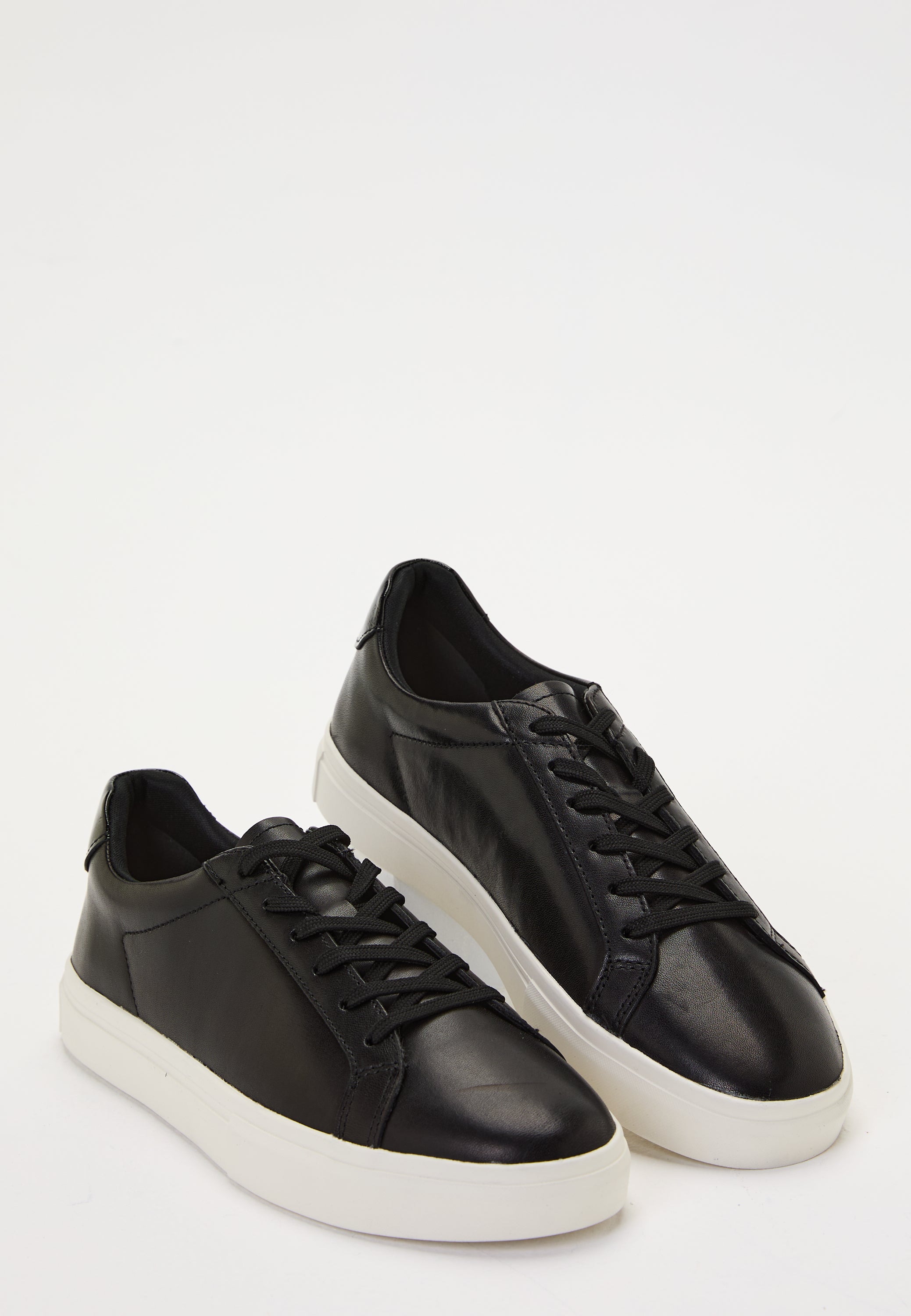 VAGABOND SHOEMAKERS Matalavartiset tennarit 'Cody' musta