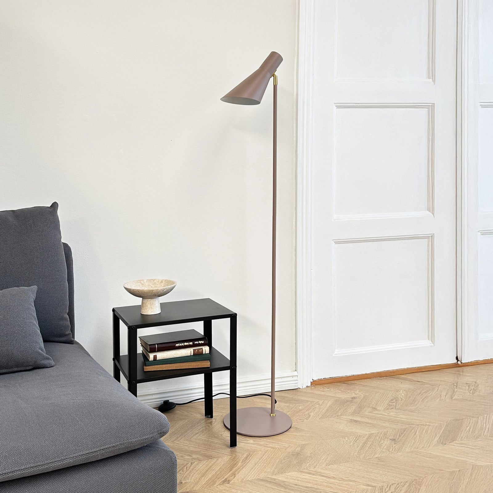 DL12 maavalaisin, beige/messinki, 139 cm, metalli - Dyberg Larsen - Olohuone - Skandinaavinen - Pyöreä