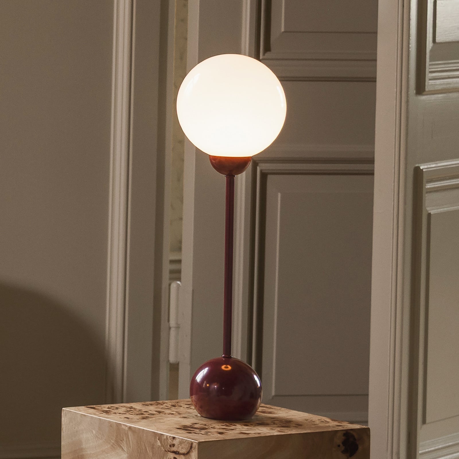 Ripley-pöytälamppu, viininpunainen, korkeus 52 cm – Globen Lighting - Olohuone - Skandinaavinen - Metalli - Varjostimella