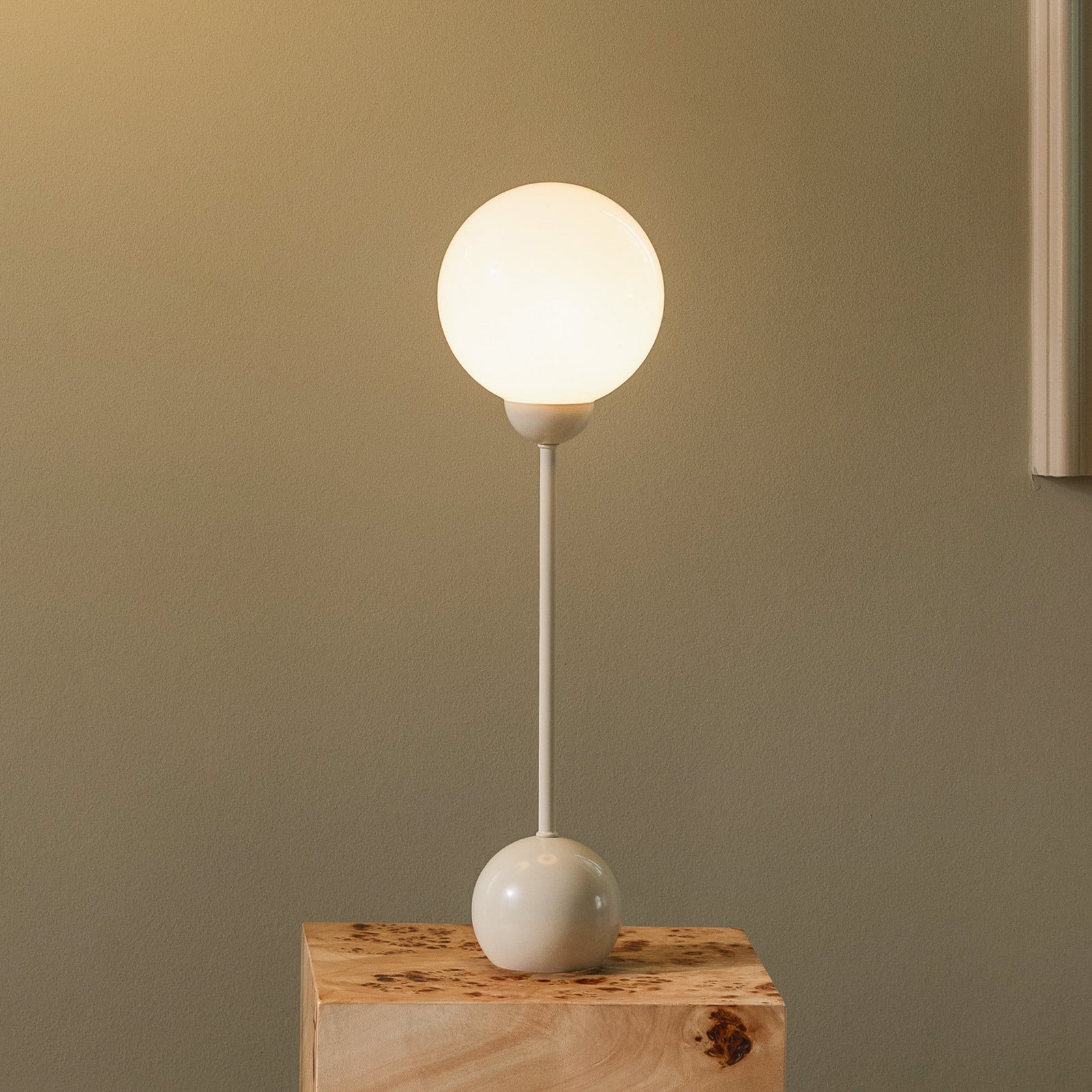 Ripley-pöytälamppu, beige, korkeus 52 cm – Globen Lighting - Olohuone - Skandinaavinen - Metalli - Varjostimella
