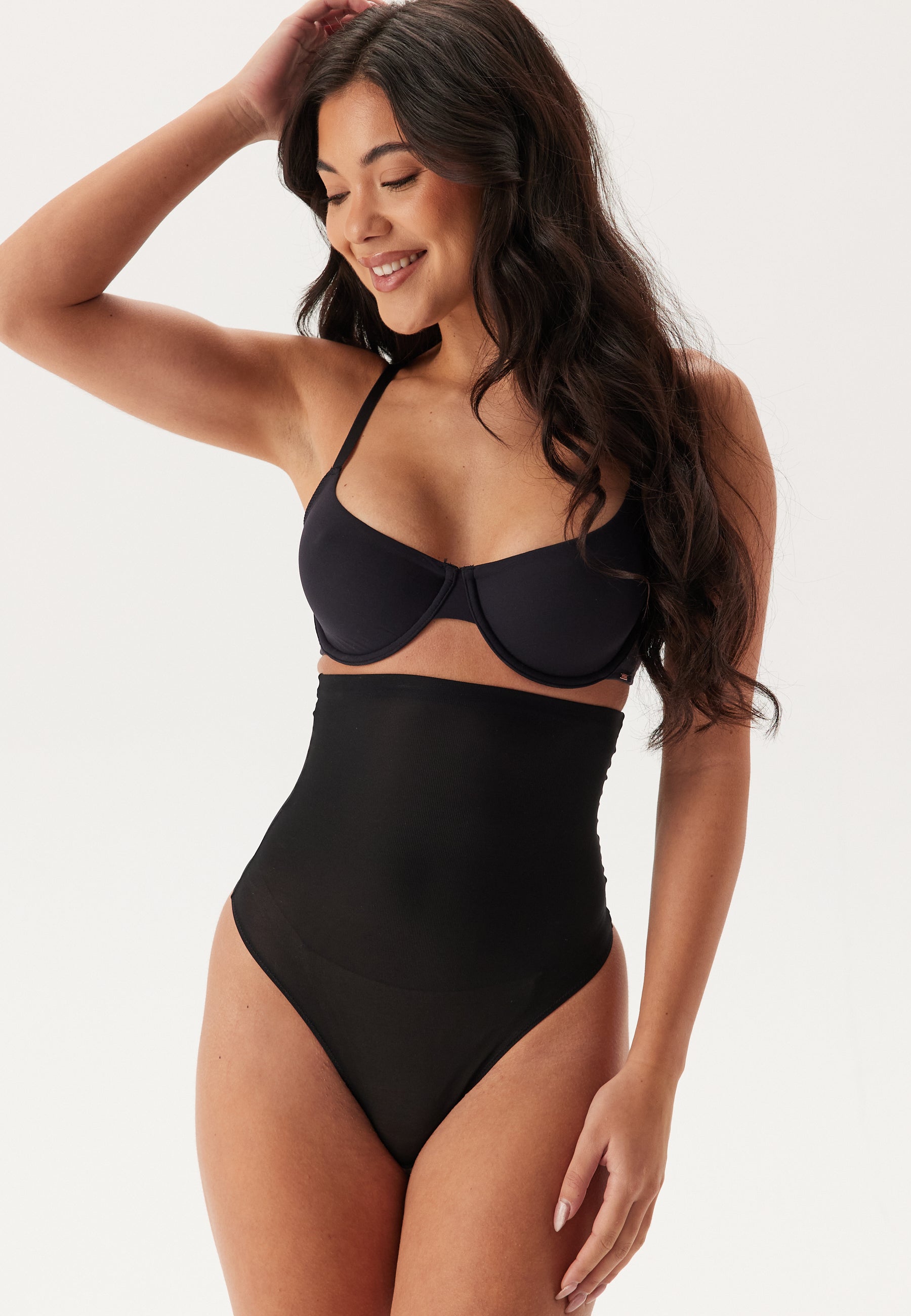 MAGIC Bodyfashion Muotoilevat alushousut 'Hi-Waist Thong' musta