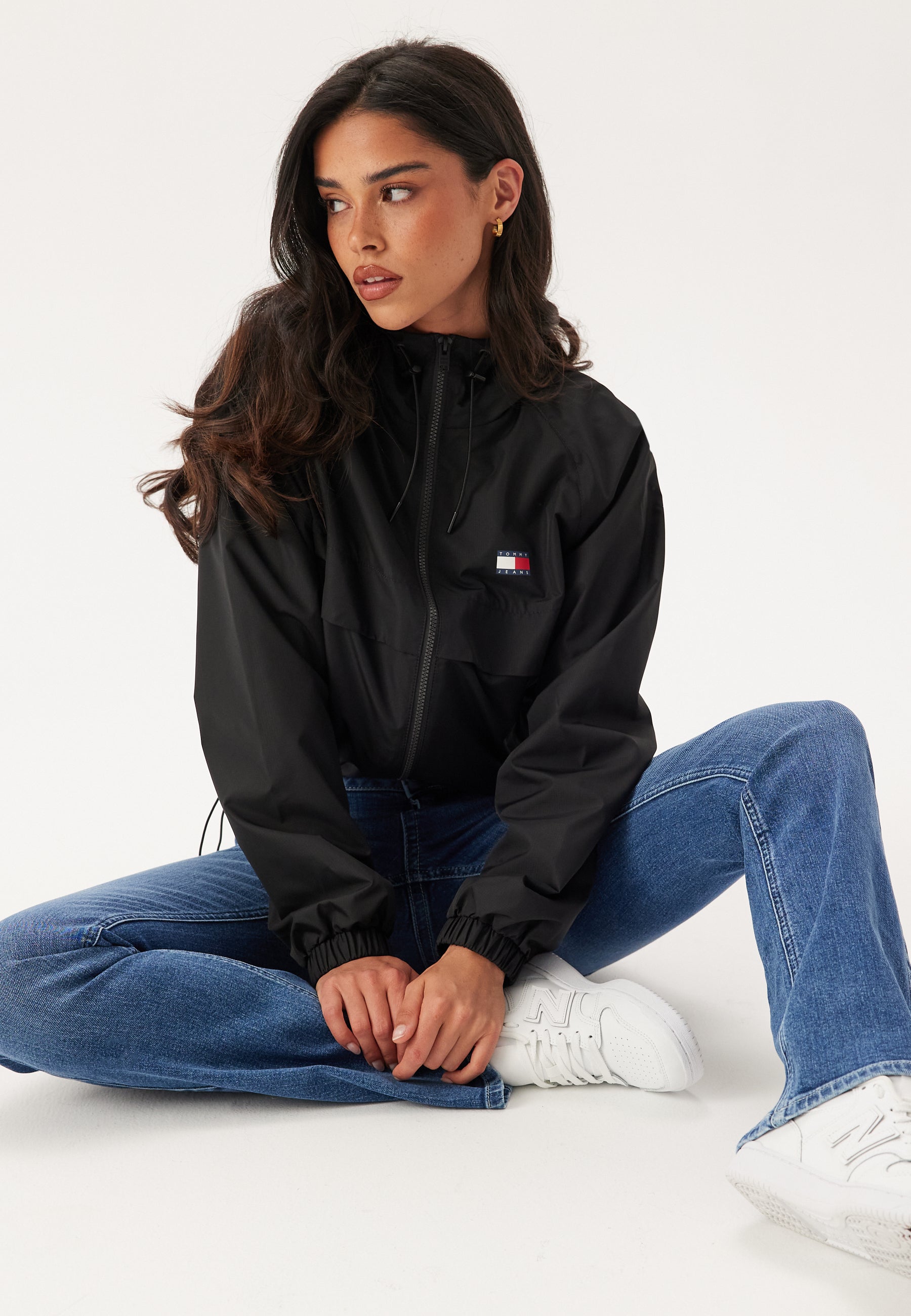 Tommy Jeans Välikausitakki 'Essential' musta