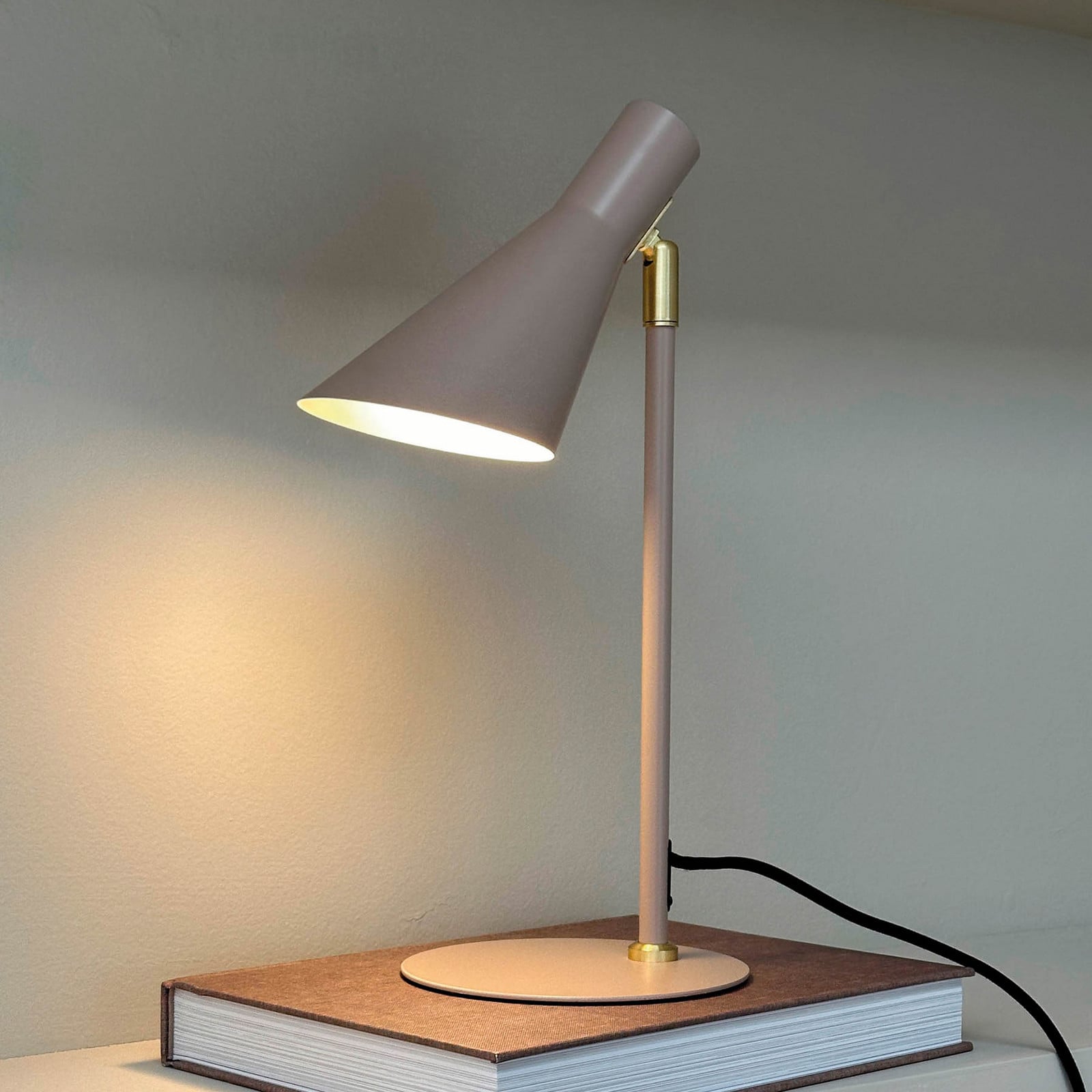 DL12 pöytävalaisin Mini beige/messinki - Dyberg Larsen - Olohuone - Design - Metalli - Varjostimella